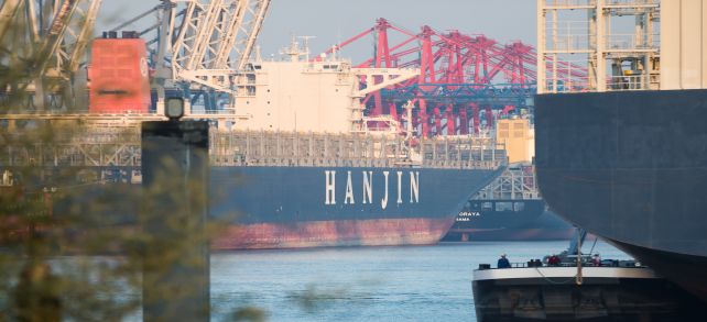 Hat schon bessere Zeiten erlebt: Unbeladenes Hanjin-Containerschiff im Hamburger Hafen.