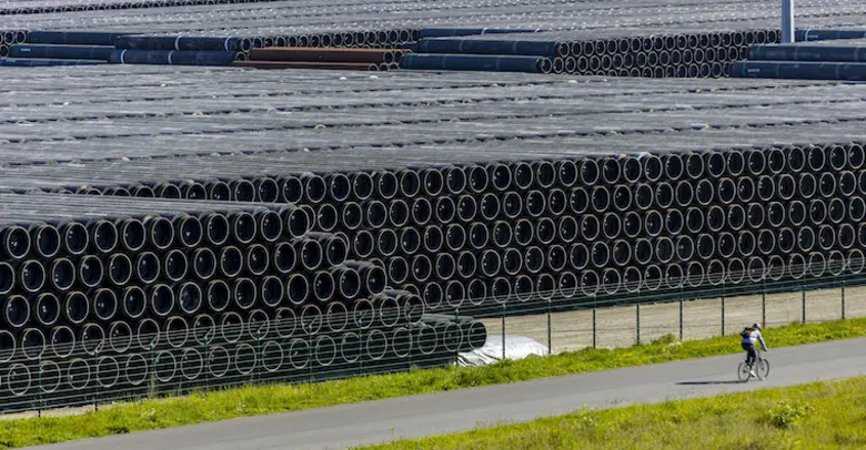 Röhren, die eigentlich für Nord Stream 2 vorgesehen waren, sollen nun für den Transport von Flüssiggas von Rügen nach Lubmin verbaut werden. Derzeit lagern sie auf dem Hafengelände auf Rügen.