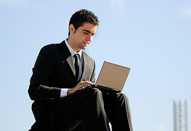 Mann im Anzug am Laptop.