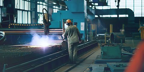 ein Arbeiter in einer Metallfabrik