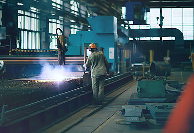 ein Arbeiter in einer Metallfabrik