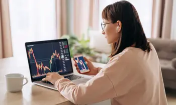 Frau sitzt am Rechner und macht ihre Finanzen