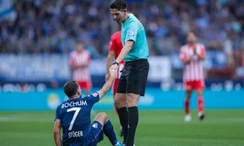 Zugewandt und zupackend: Schiedsrichter Deniz Aytekin hilft dem Bochumer Bundesligaspieler Kevin Stöger auf. 
