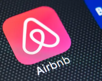 die AirBnB-Applikation auf einem Smartphone