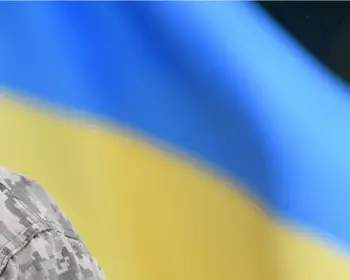 soldat und ukrainische flagge