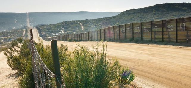 Ödnis und Abschottung: Der Grenzzaun zwischen Mexiko und den USA soll illegale Einwanderer fernhalten. Er ist aber auch Symbol für die neue Skepsis gegenüber vertrauten Handelspartnern – und die Schranken, in die man sie weist.