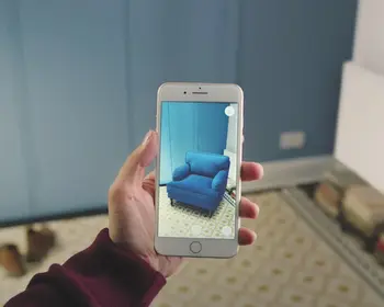 Wie sieht ein neues Möbelstück in der eigenen Wohnung aus? Augmented Reality ist ein Anwendungsfall für Metaverse-Technologien, der schon alltagstauglich ist.