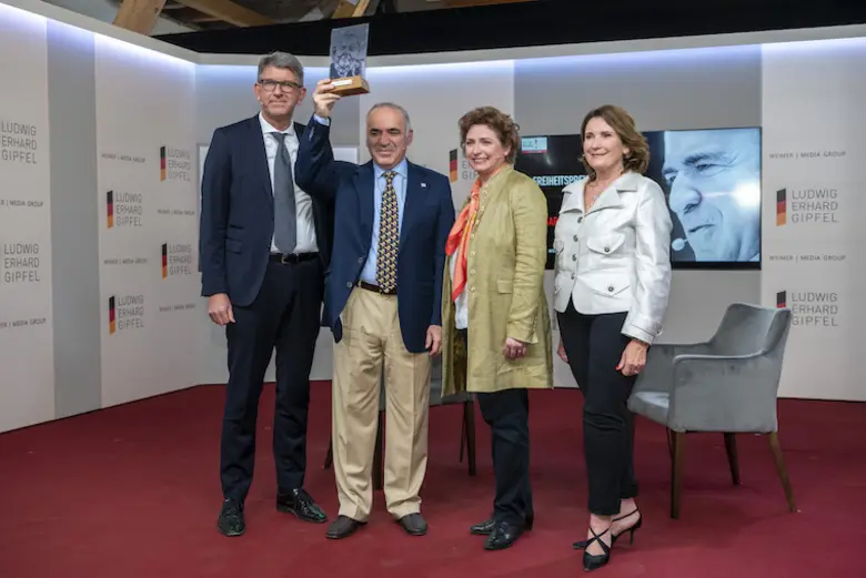 Garri Kasparow erhält den "Freiheitspreis der Medien" beim Ludwig-Erhard-Gipfel.