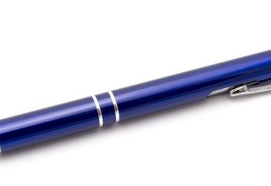 Ein Evergreen: Der klassische Kugelschreiber mit Firmenlogo erfüllt noch immer seinen Zweck. 