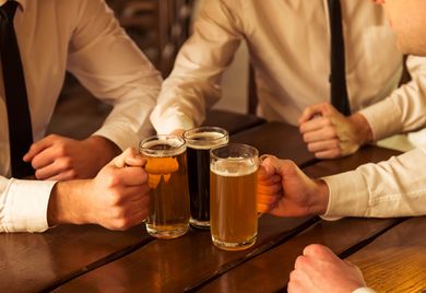 Vorsicht auch nach Feierabend: Ob man Geschäftspartner noch zum Bier einladen darf, kann Teil eines Code of Conduct sein. 