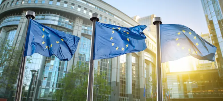 EU-Flaggen wehen vor einem Gebäude der Europäischen Union.