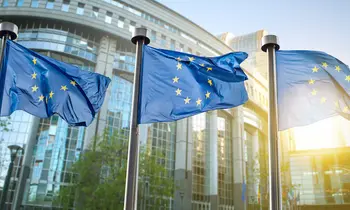 EU-Flaggen wehen vor einem Gebäude der Europäischen Union.