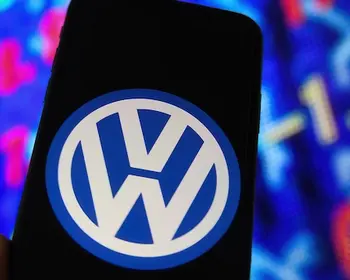 Ein Smartphone, auf dem das VW-Logo aufleuchtet