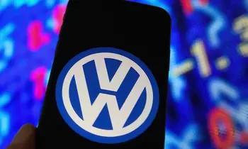 Ein Smartphone, auf dem das VW-Logo aufleuchtet