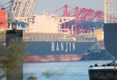 Hat schon bessere Zeiten erlebt: Unbeladenes Hanjin-Containerschiff im Hamburger Hafen.