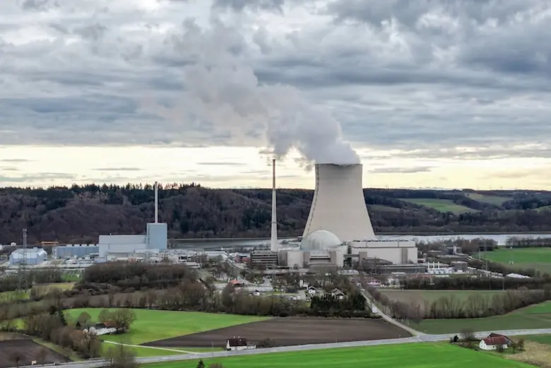 Wird ab jetzt zwei Jahrzehnte lang abgerissen: Das Kernkraftwerk Isar 2.