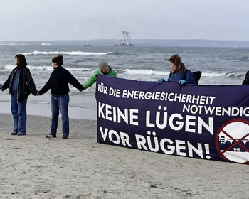 Auf Rügen bilden Demonstranten eine Menschenkette. Sie protestieren gegen das geplante Flüssigerdgas-Terminal. 
