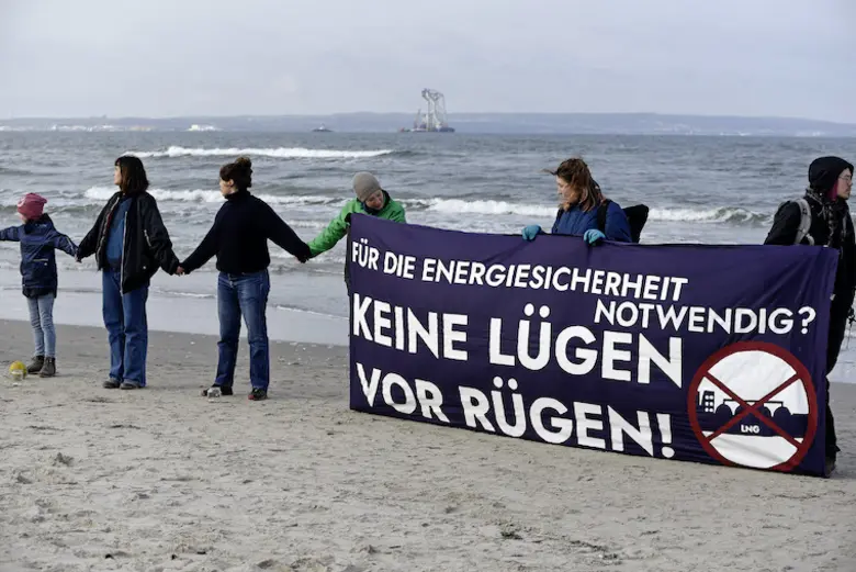 Auf Rügen bilden Demonstranten eine Menschenkette. Sie protestieren gegen das geplante Flüssigerdgas-Terminal. 