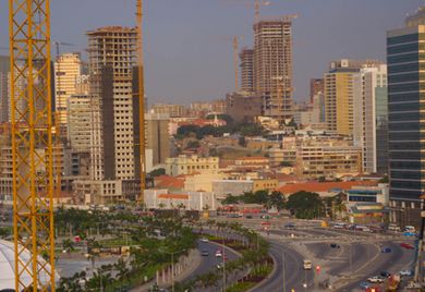 Alt und neu, arm und reich: Angolas Hauptstadt Luanda ist eine Stadt der Gegensätze.