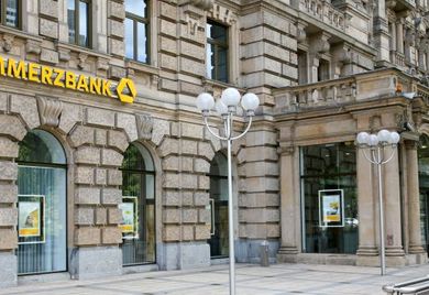 Die Verunsicherung im Mittelstand ist groß: Die Commerzbank erhebt nun offenbar Strafzinsen für Mittelständler.