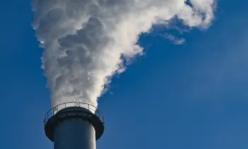Fabrikschlot stößt Kohlendioxid aus