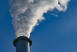 Fabrikschlot stößt Kohlendioxid aus
