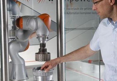Roboterpräsentation bei Kuka: Unternehmen, die für die Herstellung ihrer Produkte und in der Verwaltung IT-Programme einsetzen, müssen mit einem Software-Audit rechnen. Mit einem Lizenzmanagement sind sie vorbreitet.