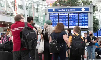 Warteschlangen im Terminal auf dem Flughafen Düsseldorf
