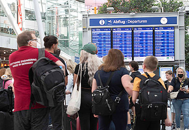 Warteschlangen im Terminal auf dem Flughafen Düsseldorf