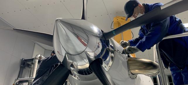 Fingerspitzengefühl: Montagearbeiten am Flugzeug beim Auftragsfertiger MT-Propeller