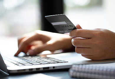 Nahaufnahme von Frauen mit Kreditkarte und Smartphone-Laptop zum Kauf von Online-Shopping