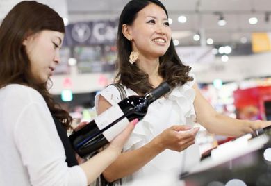 Zollbefreite Tropfen: In japanischen Supermärkten finden Kunden auch deutsche Weine und Lebensmittel. Deren Hersteller profitieren bald von Zollfreiheit im Export.