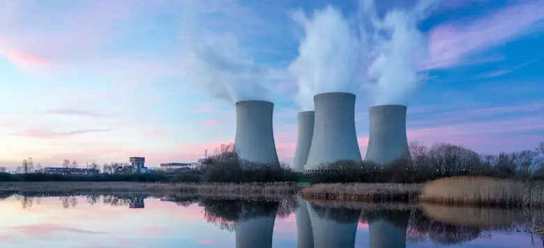 zwei Kühlturme eines Atomkraftwerkes