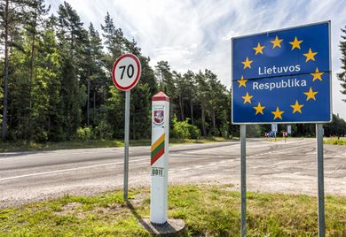 Über die Grenze: Als Tourist ist der EU-Grenzverkehr sehr unkompliziert. Doch bei der Mitarbeiterentsendung sind zahlreiche länderspezifische Regeln zu beachten.