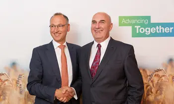 Bayer-Chef Werner Baumann und Monsanto-Boss Hugh Grant besiegeln den teuersten Zukauf einer deutschen Firma im Ausland.