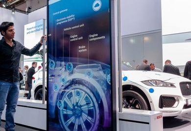 Virtueller Durchblick: Über einen verschiebbaren Bildschirm ermöglichen Aussteller – wie hier der Automobilzulieferer Bosch – Messebesuchern den Blick ins Innere ihrer Exponate.